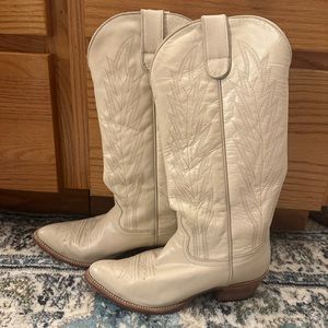Macie Bean Vanilla Boots size 9, only worn a handful of times